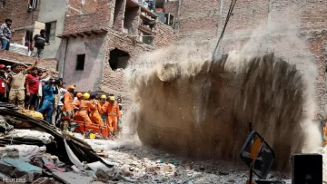 انهار مثل الورق.. مقتل أكثر من 11 شخصًا في سقوط مب… الان